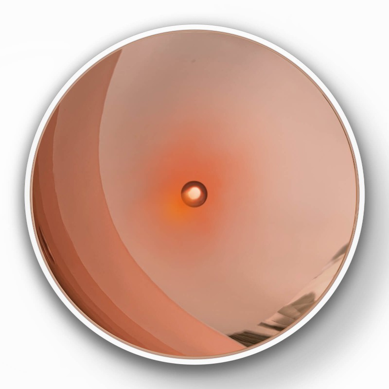 Miedziana, okrągła lampa sufitowa z białym obramowaniem i centralnym źródłem światła.