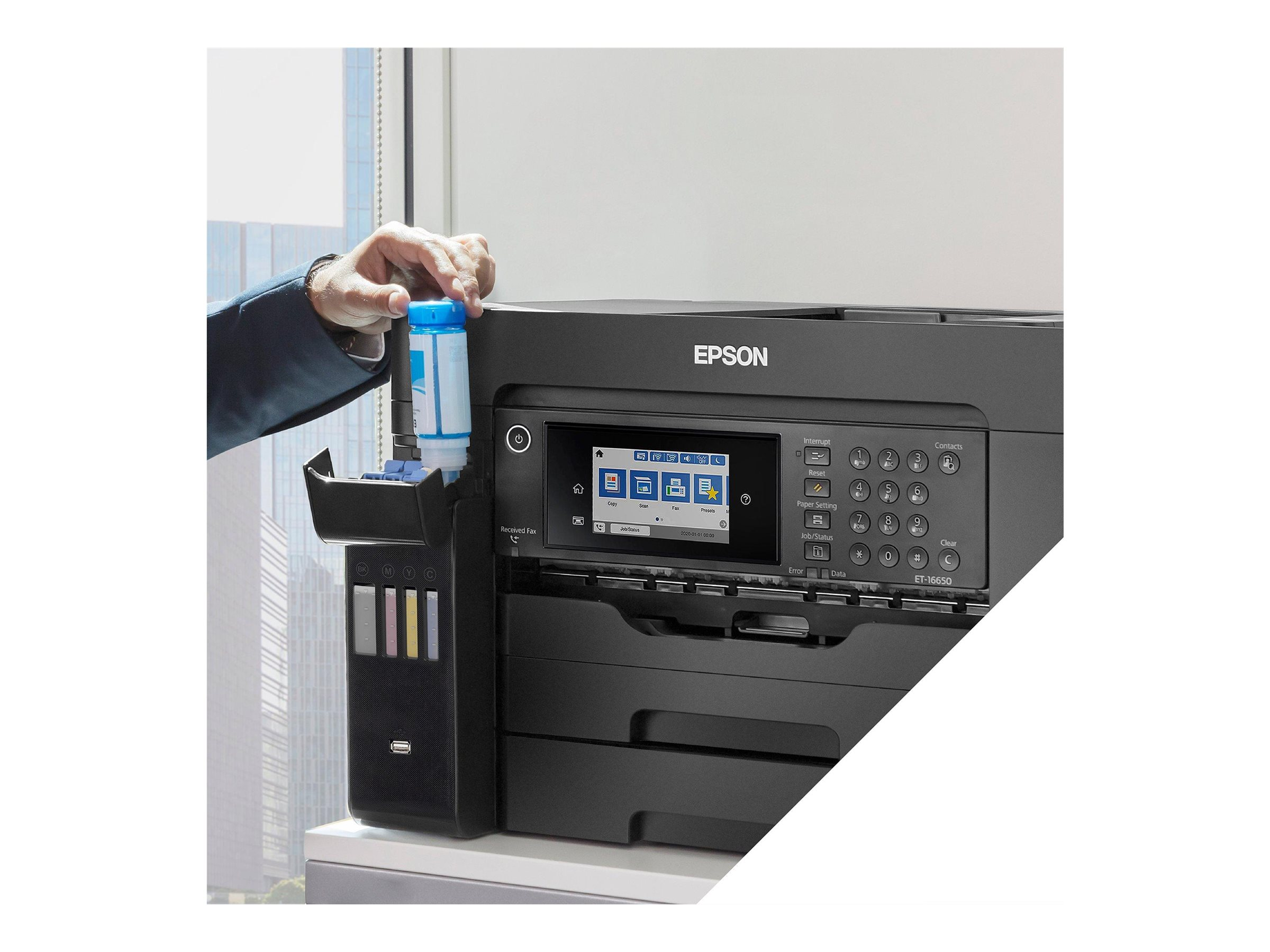 Eine Person fügt Tinte einem schwarzen Epson-Drucker hinzu, neben weißem Hintergrund und unscharfem Fenster.