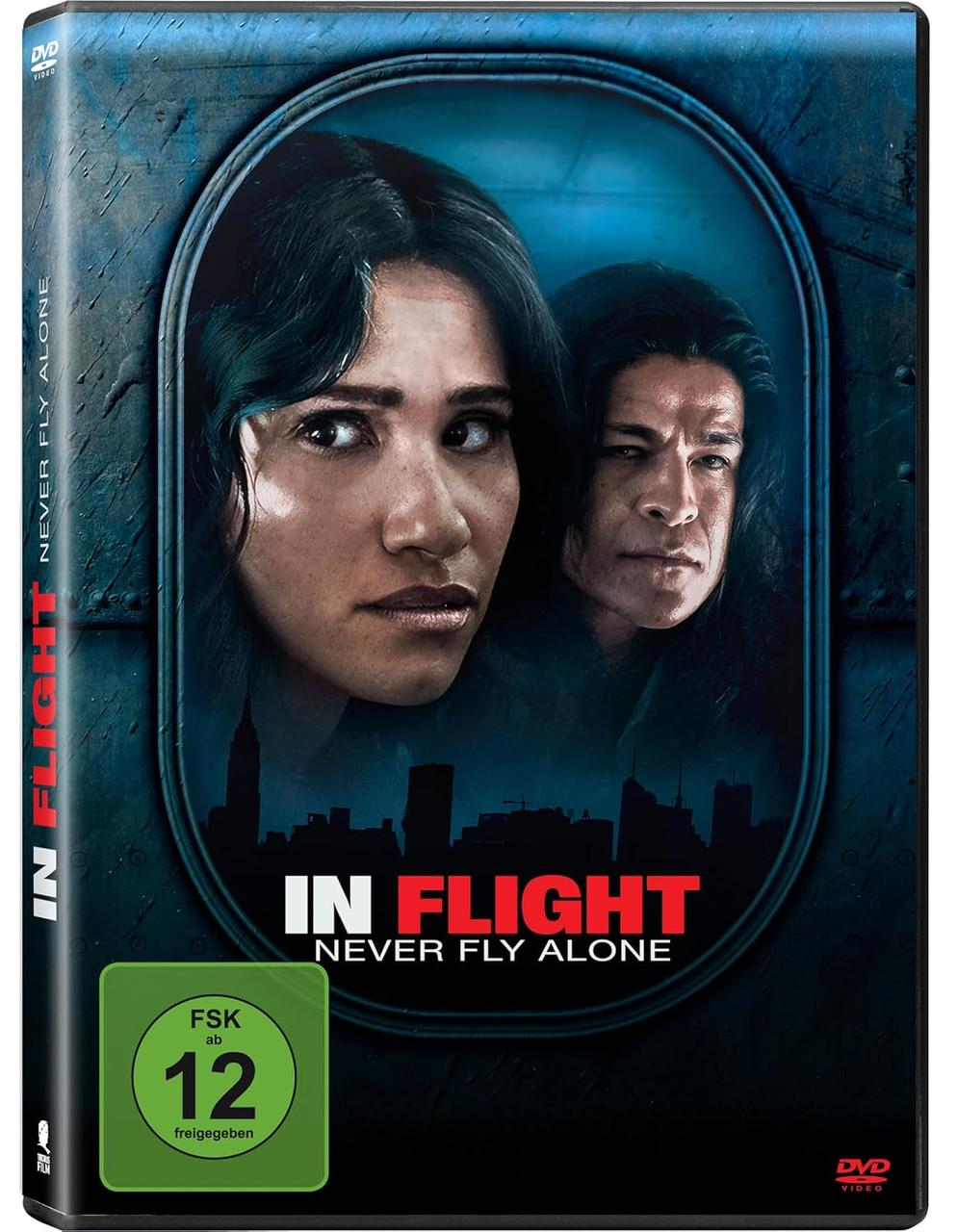 DVD-Hülle mit Filmposter: zwei Personen in dunkler Umgebung, Filmtitel 'In Flight Never Fly Alone'.