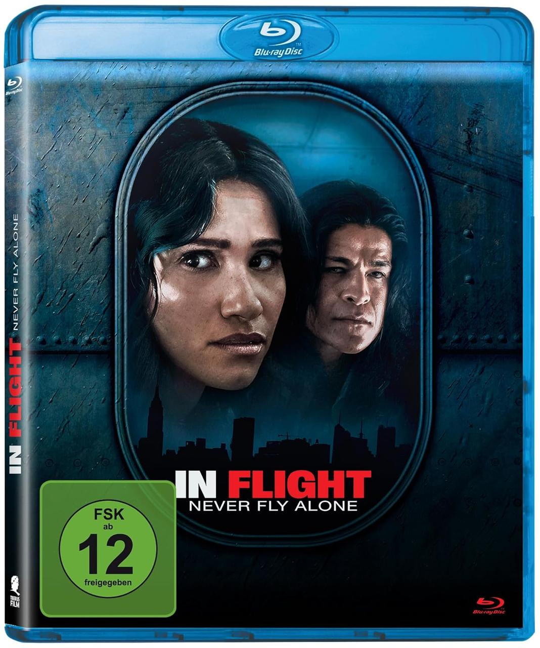 Filmcover: zwei Personen im Flugzeugfenster, mit dem Titel 'IN FLIGHT NEVER FLY ALONE' auf blauem Case.