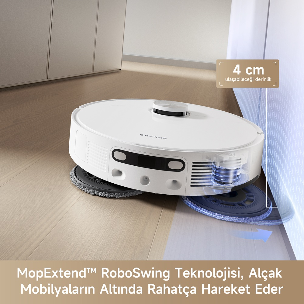 Beyaz bir robot süpürge ahşap bir zemini temizliyor.