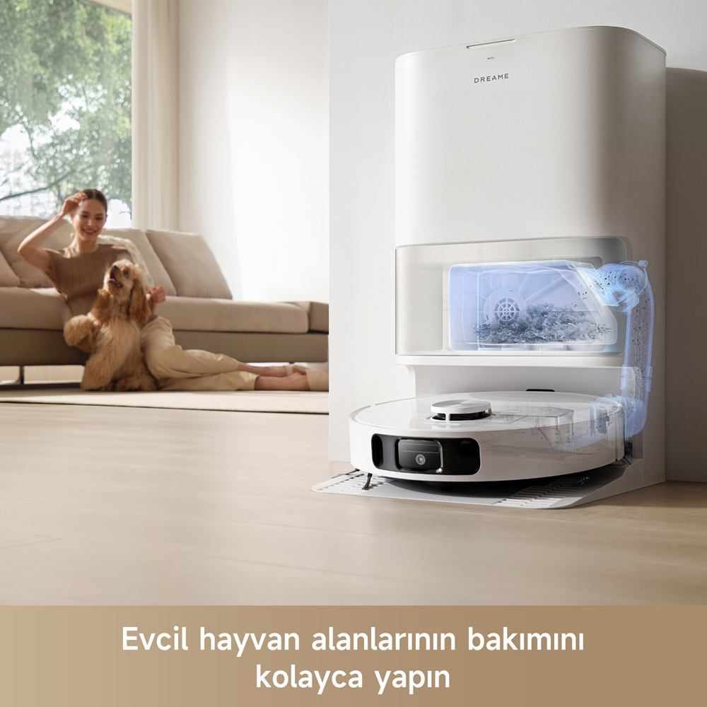 Robot süpürge, yerleştirme istasyonu, bir kadın ve bir köpek bir odada.