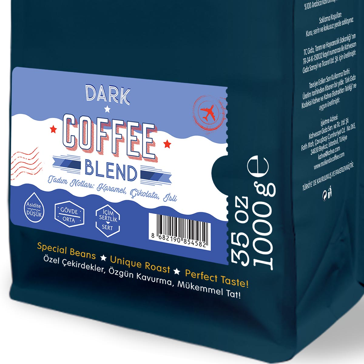 'Dark Coffee Blend' ve marka bilgilerini içeren metinli kahve paketi.