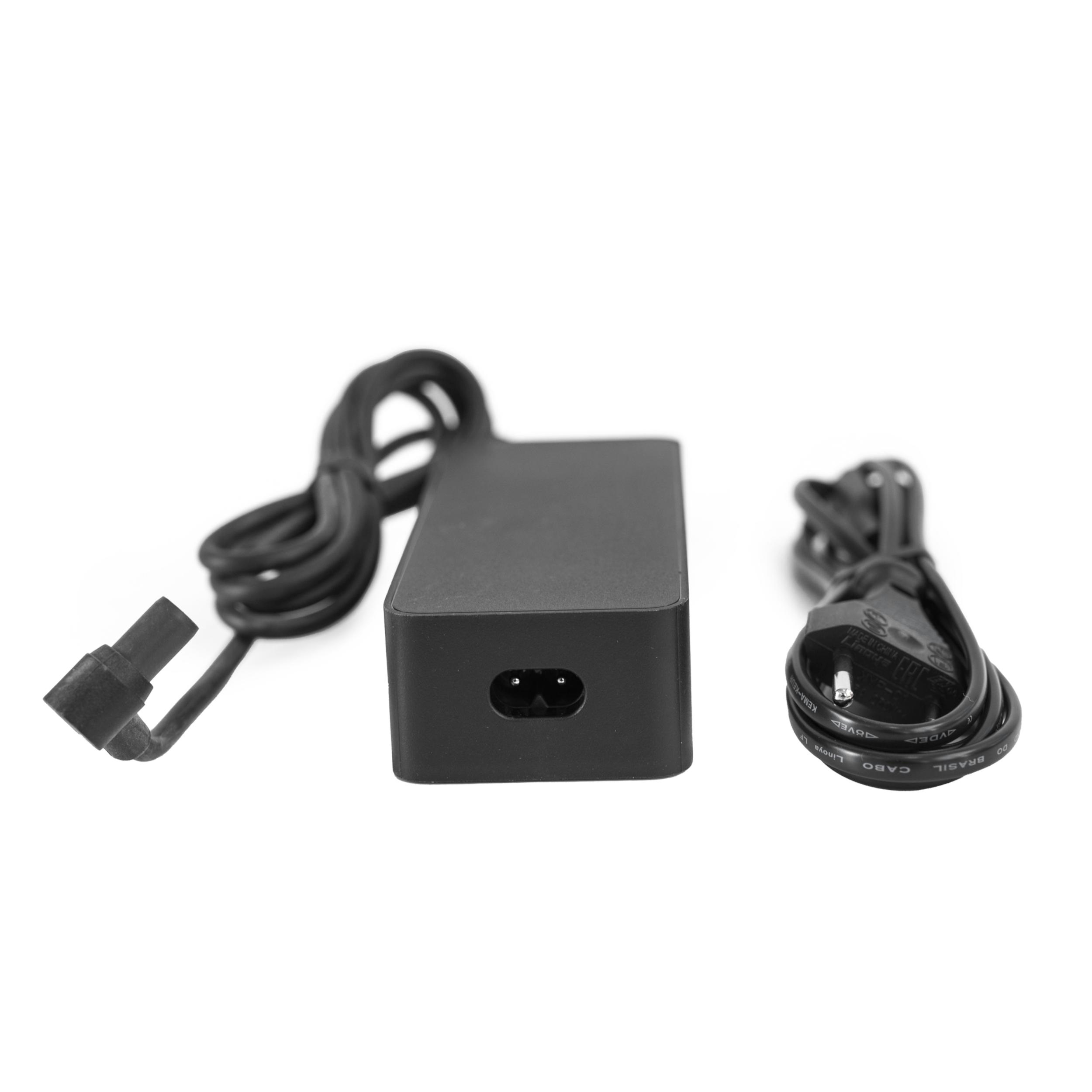 Schwarzes Netzteil mit Kabel und separater Stromleitung, auf weißem Hintergrund.