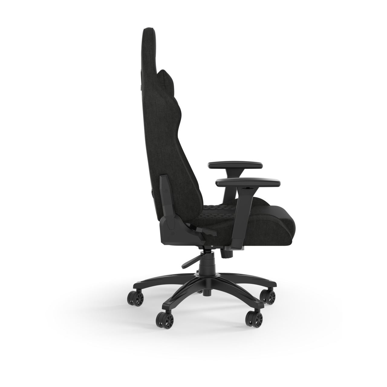Silla gamer negra en vista de perfil sobre fondo blanco. Tiene respaldo alto, reposabrazos y base con ruedas.