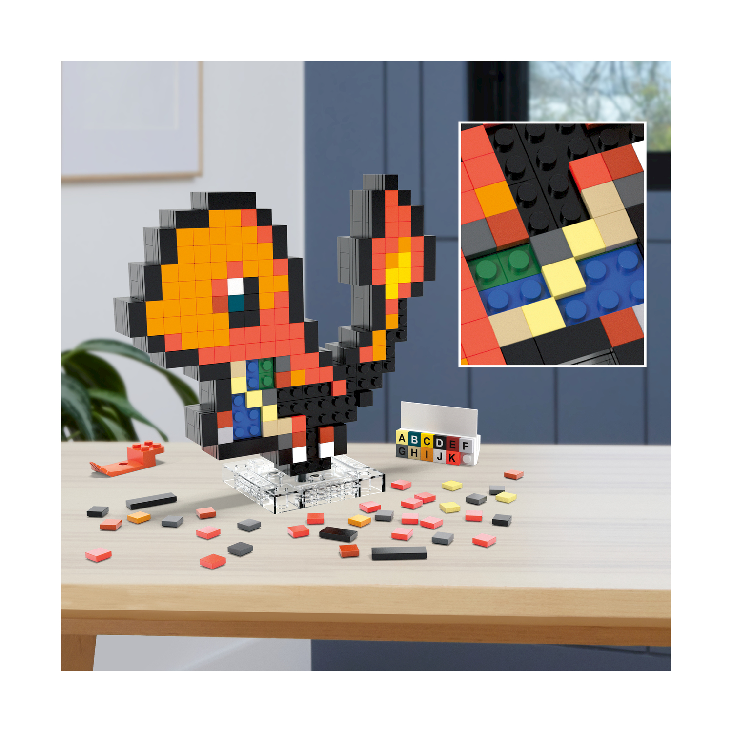 Modello pixelato di Charmander, fatto con blocchi colorati, su un tavolo di legno. Blocchi sparsi e istruzioni.