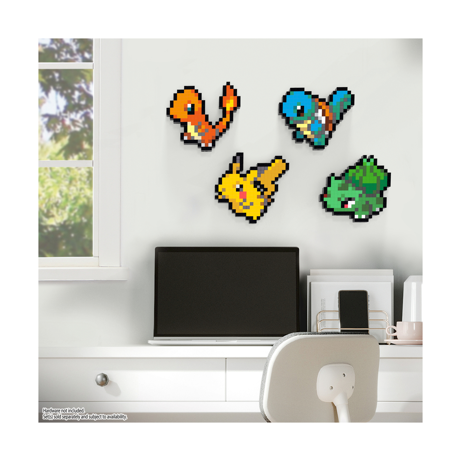 Quattro Pokemon pixel art su un muro sopra una scrivania con un laptop. Una finestra è a sinistra.