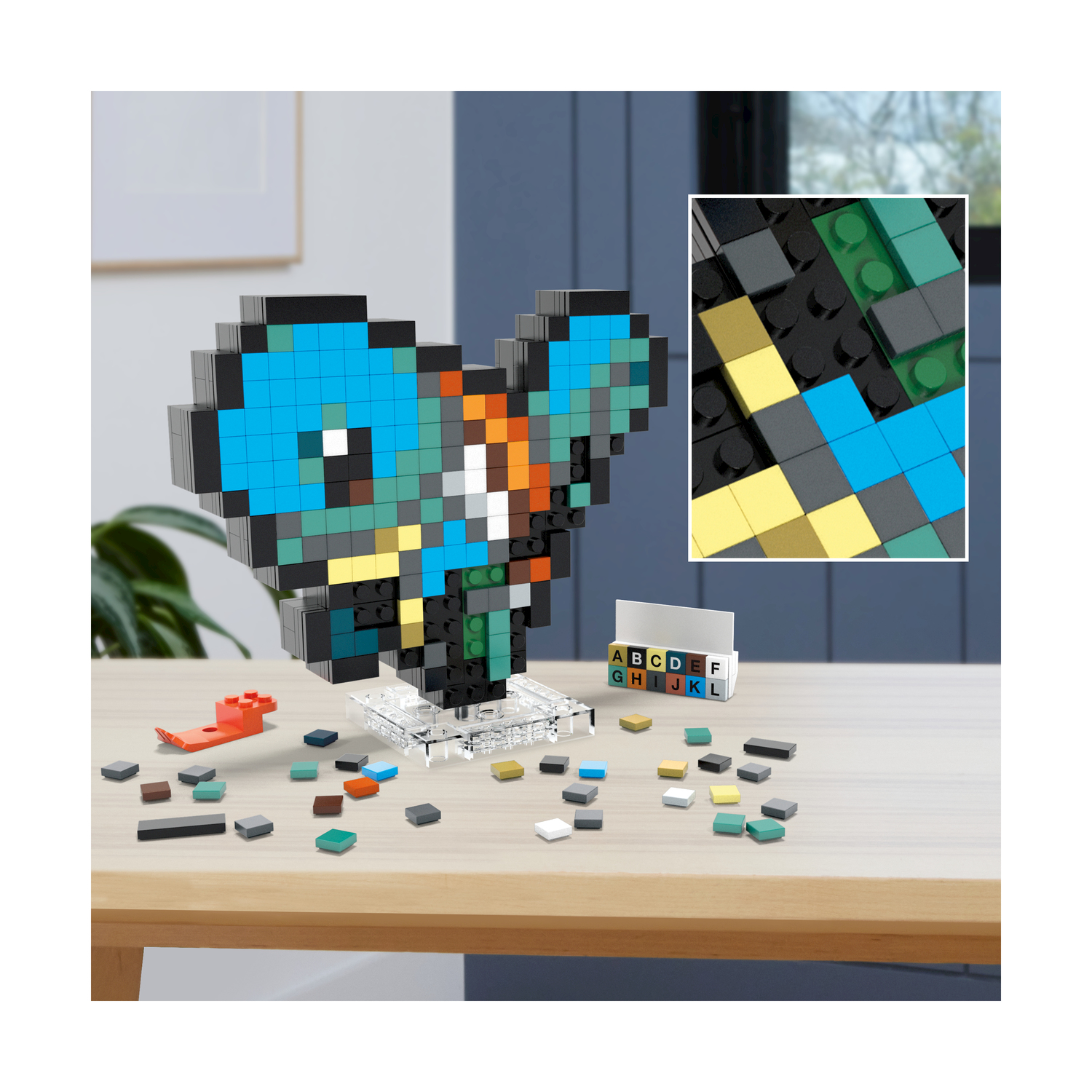 Un'opera d'arte a farfalla pixelata su un supporto, con blocchi sparsi.