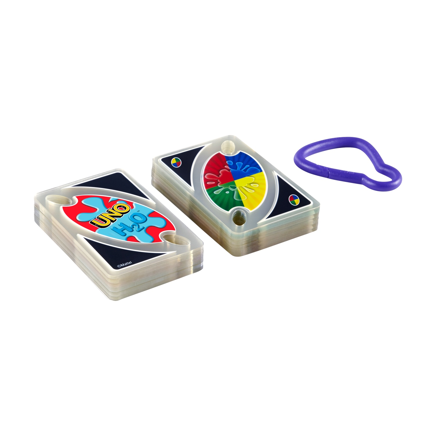 Due mazzi di carte UNO e un anello di plastica viola su sfondo bianco, vista ravvicinata.