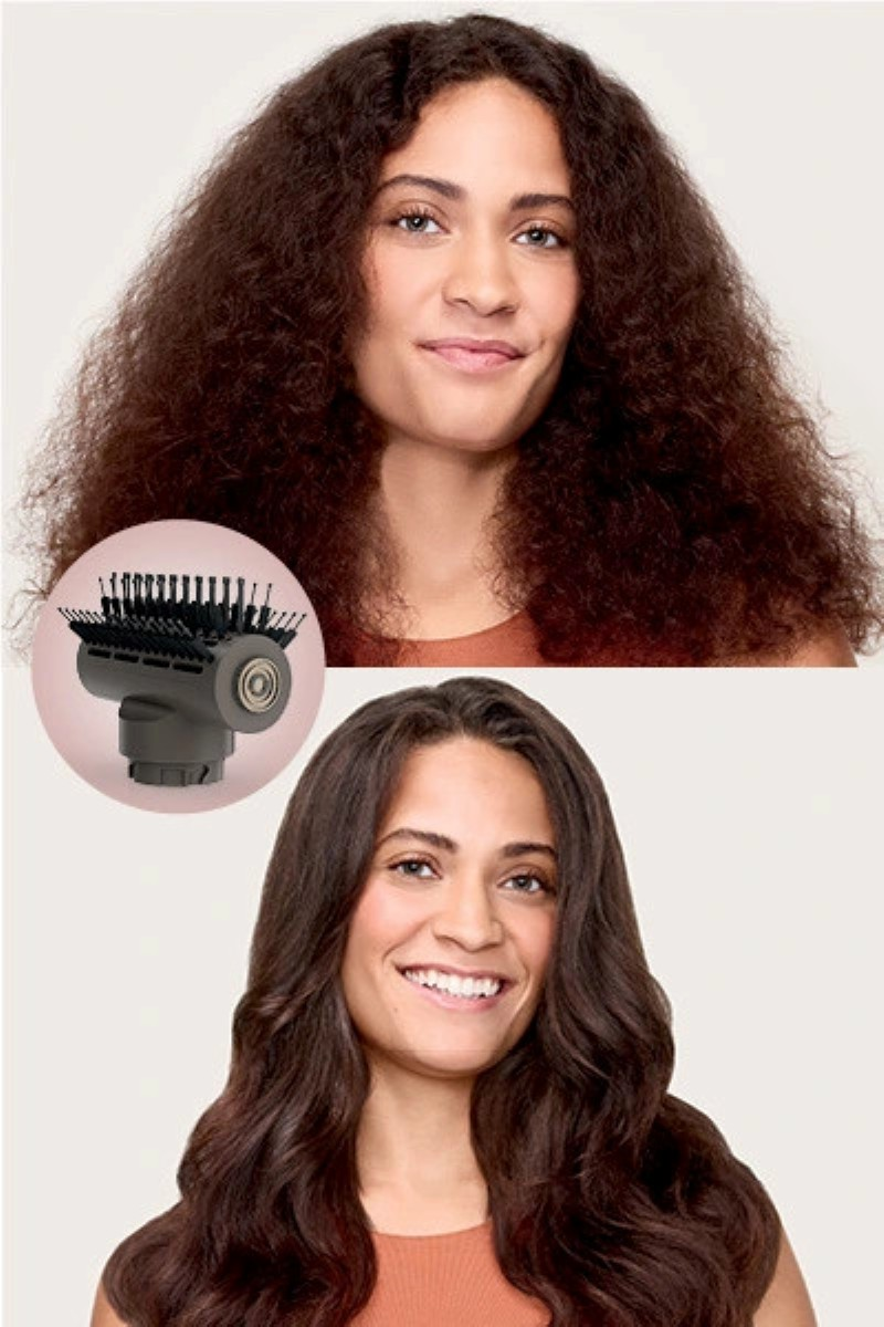 Kobieta z kręconymi włosami, a potem prostymi, z narzędziem do stylizacji.