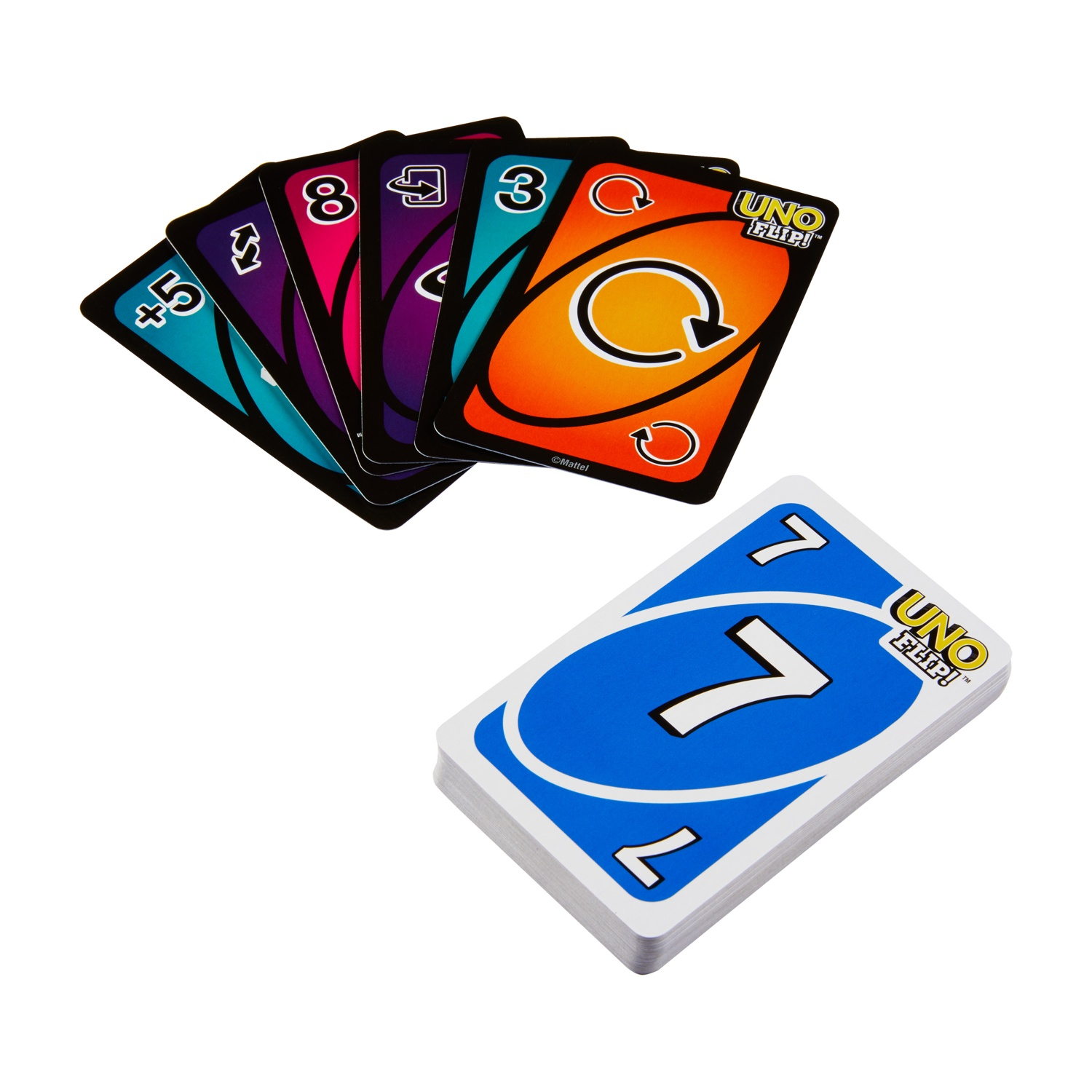 Carte UNO: carte a ventaglio e un mazzo di carte su una superficie bianca.