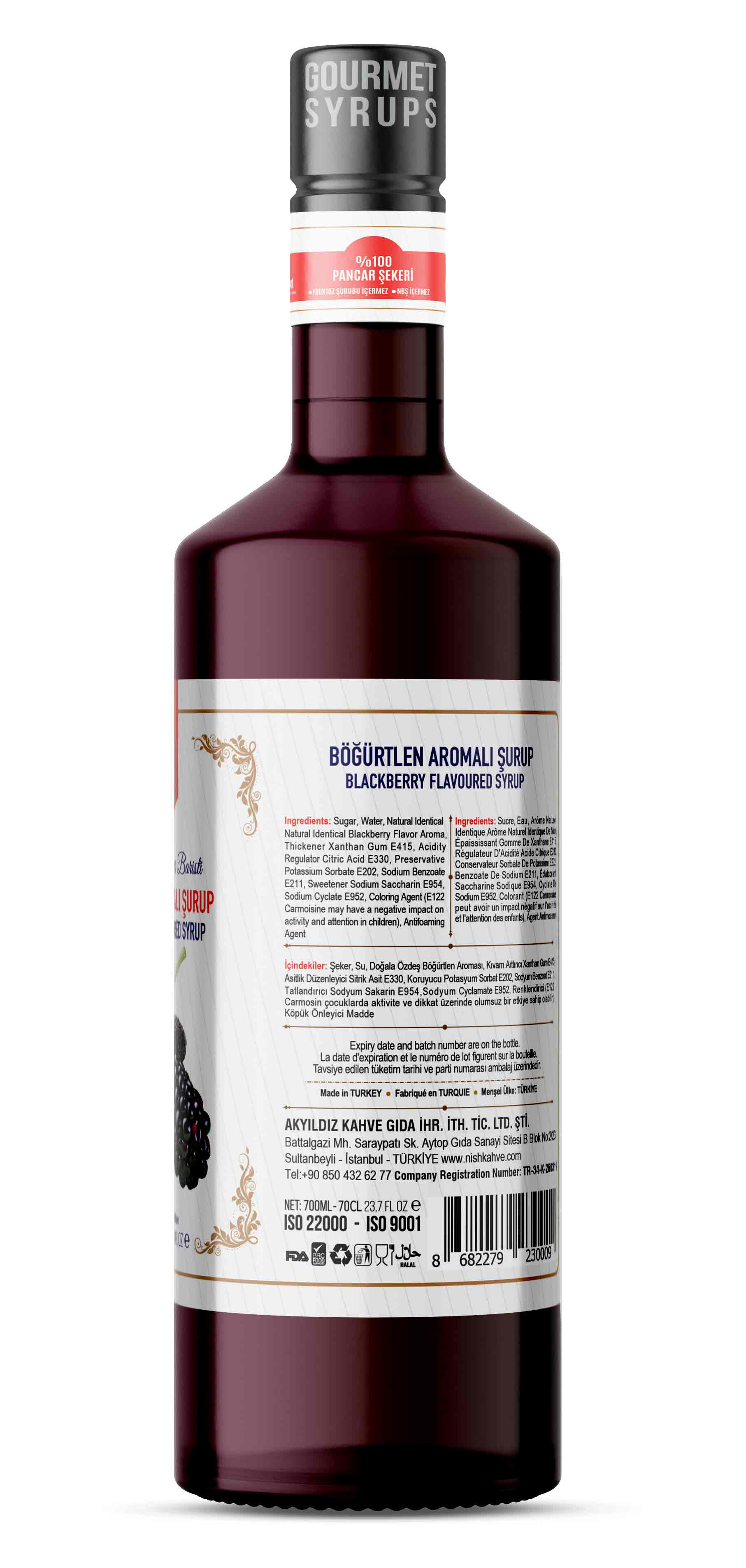 Arka etiketinde ürün bilgilerinin basılı olduğu böğürtlen aromalı şurup şişesi.