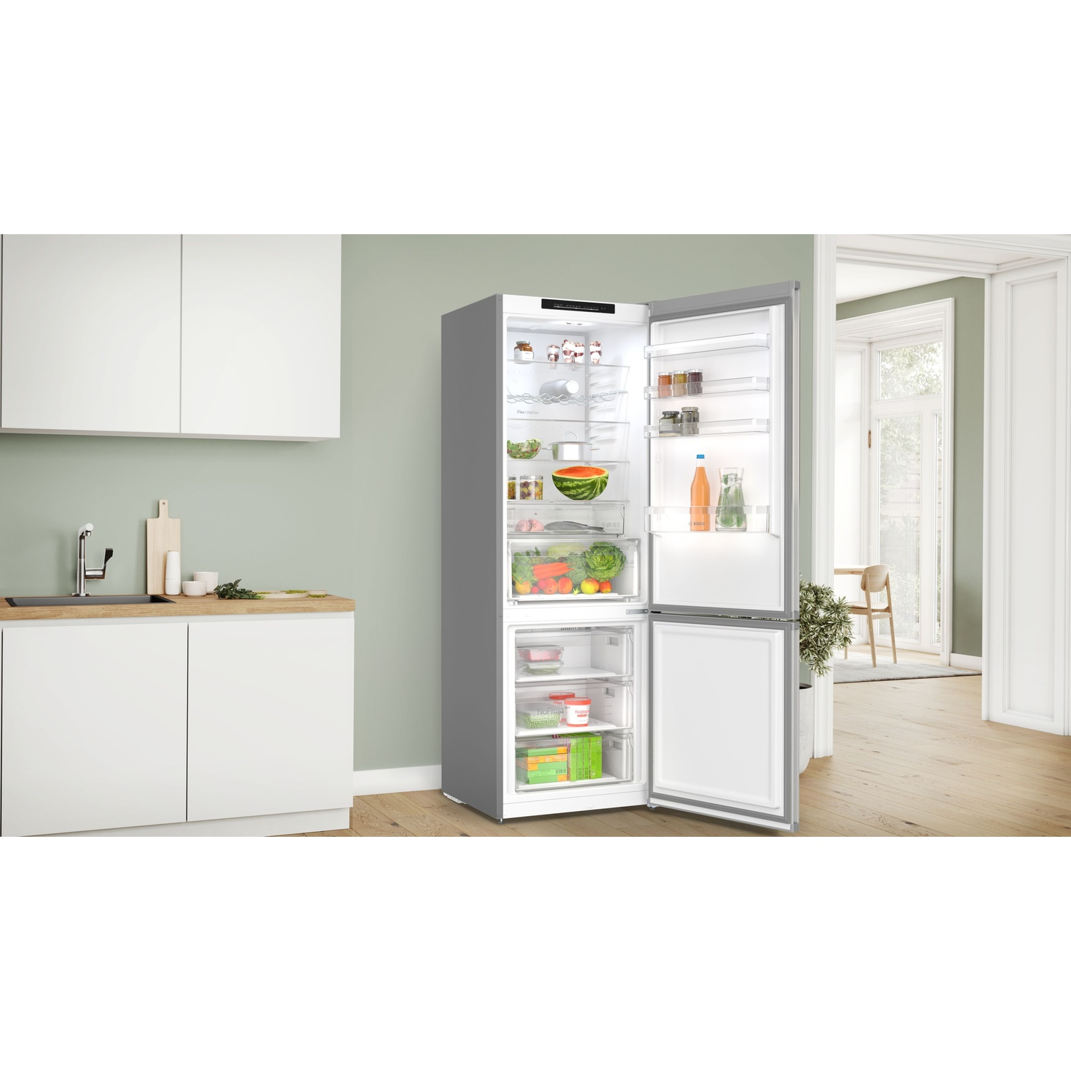 Frigorifero con porta aperta, mostra cibo e ripiani. Interno cucina sullo sfondo.