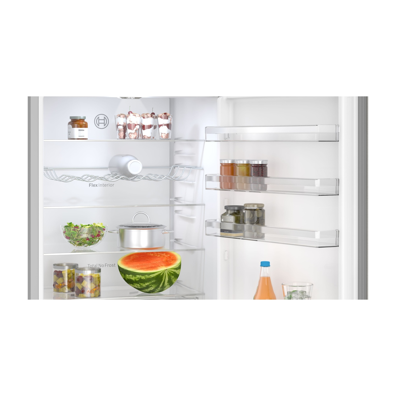 Interno del frigorifero con ripiani contenenti alimenti come barattoli, insalata e anguria.