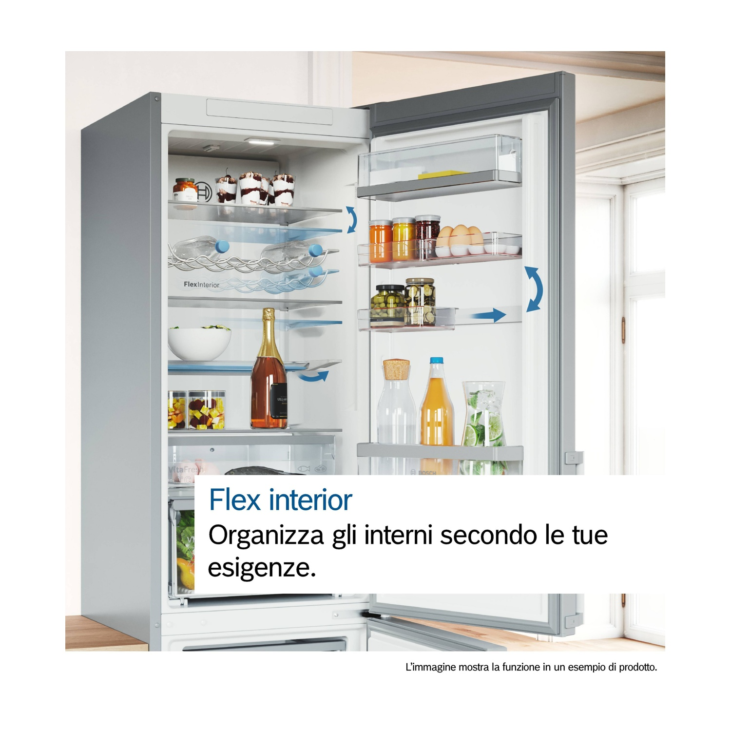 Un frigorifero con le porte aperte. L'interno mostra ripiani con cibo e bevande.