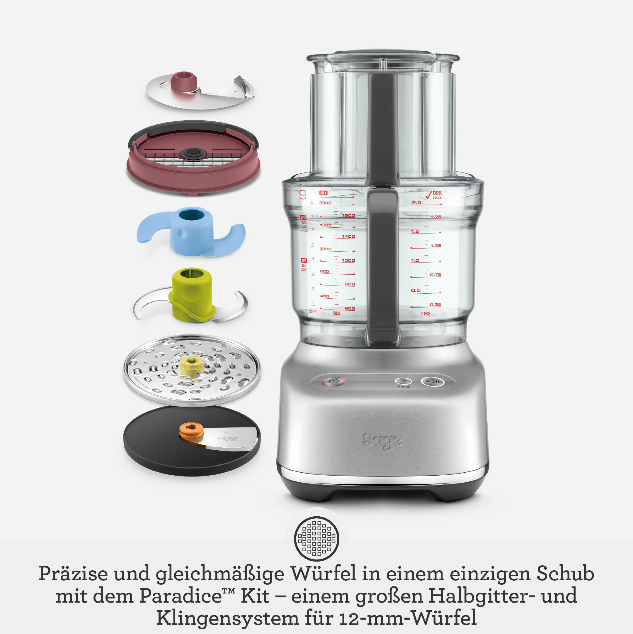 Küchenmaschine mit verschiedenen Klingen und Teilen. Weißer Hintergrund.