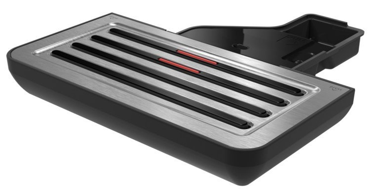 Zbliżenie metalowej i czarnej zgrzewarki próżniowej, z góry. Na górze czarne linie i czerwone akcenty.