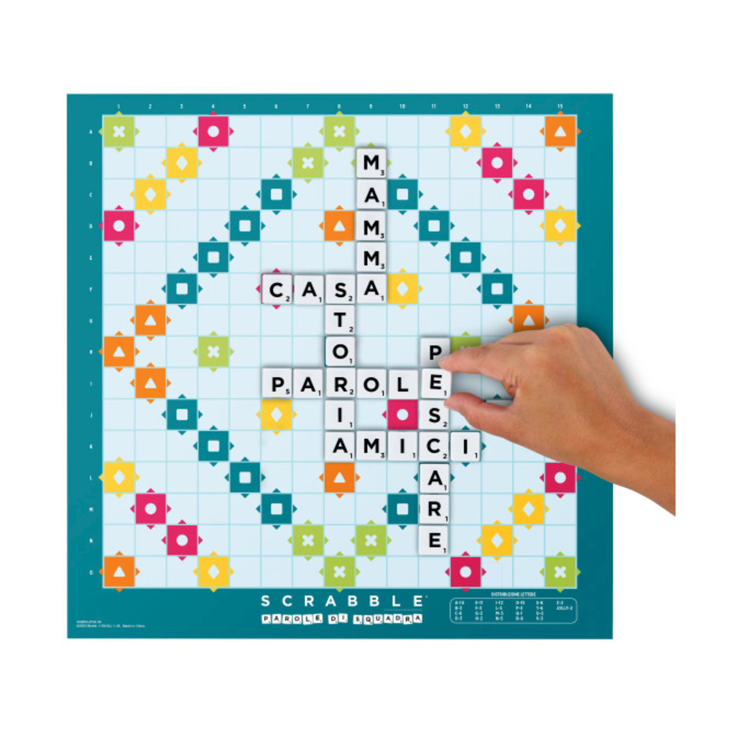Tabellone di gioco dello Scarabeo, mano che posiziona una tessera.