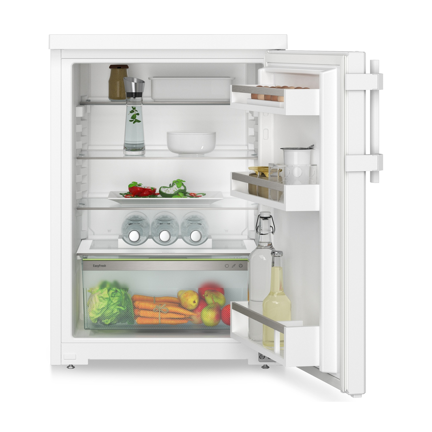 Frigorifero bianco aperto con generi alimentari sugli scaffali, tra cui barattoli, piatti e un cassetto per le verdure.