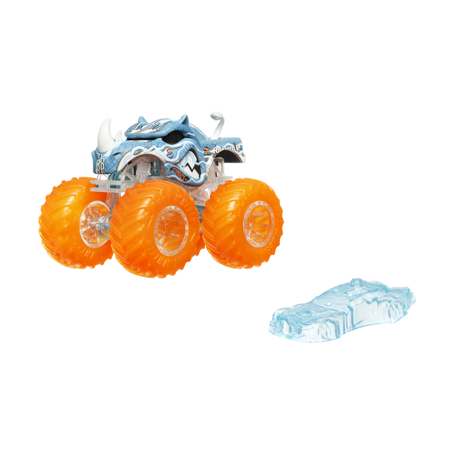 Monster truck giocattolo blu e bianco con ruote arancioni e un'auto blu separata.