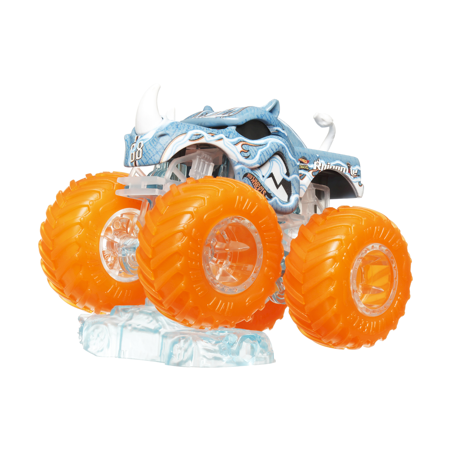 Un camion mostro giocattolo blu e bianco con ruote arancioni. È posto su una base traslucida.