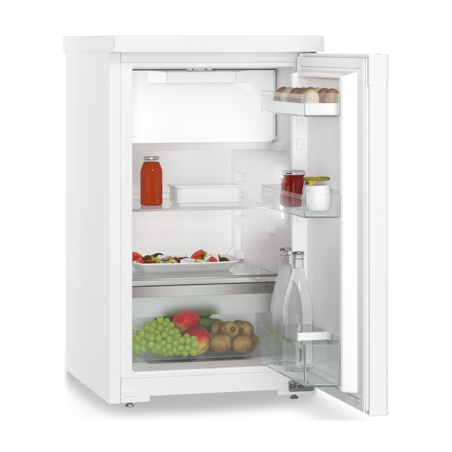 Frigorifero bianco con la porta aperta. Contiene alimenti come frutta, bevande e insalata.