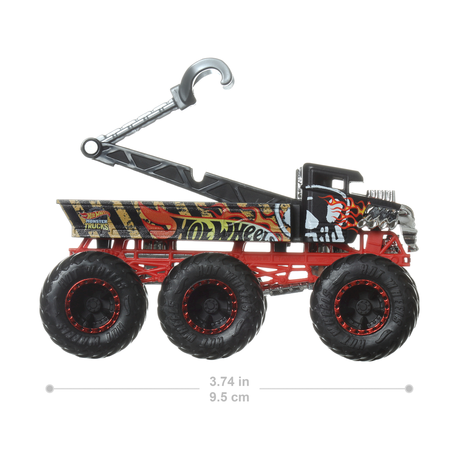 Monster truck Hot Wheels rosso e nero con sei ruote e un gancio di traino.