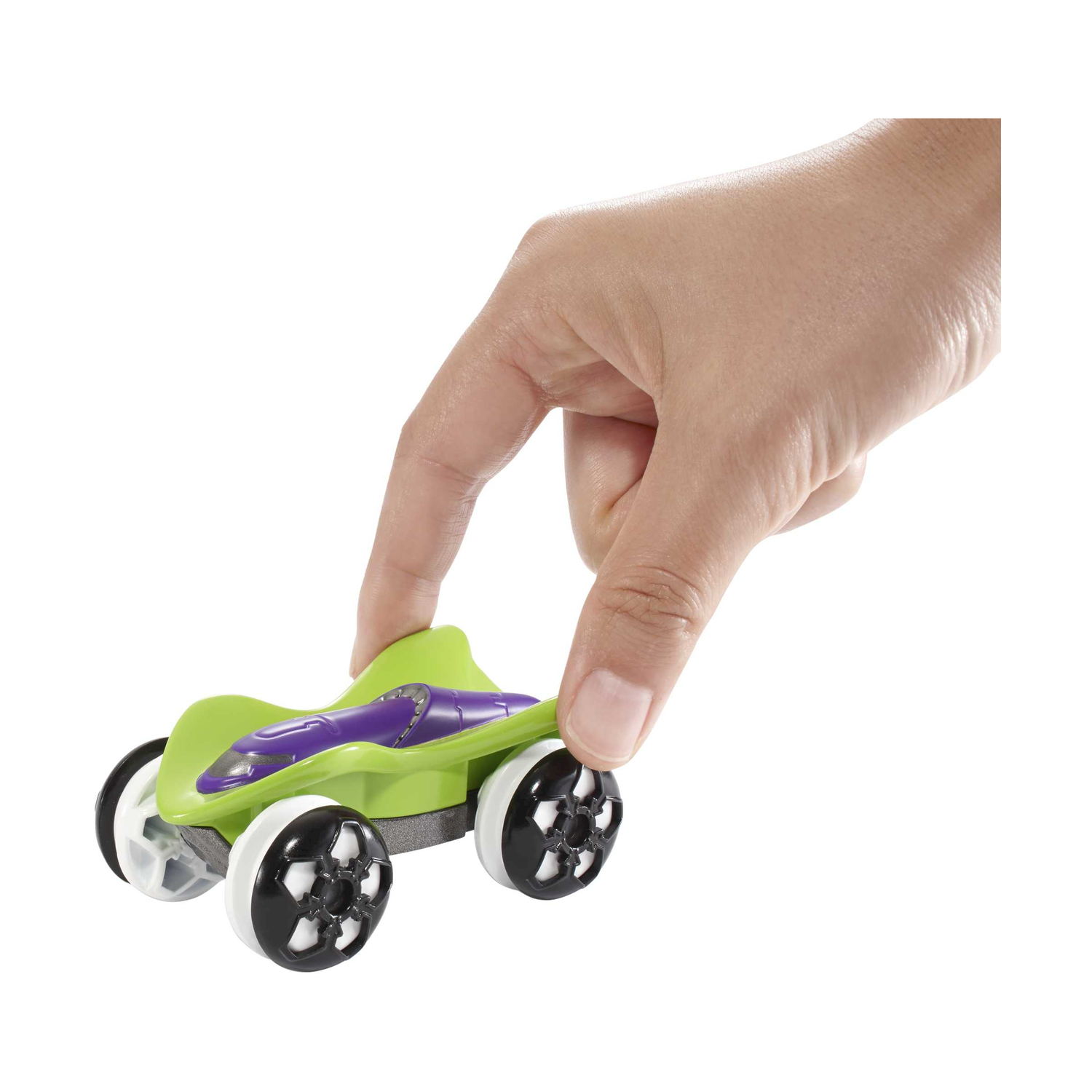 Una mano che tiene un'auto giocattolo verde con sedile viola. L'auto ha ruote bianche e nere.