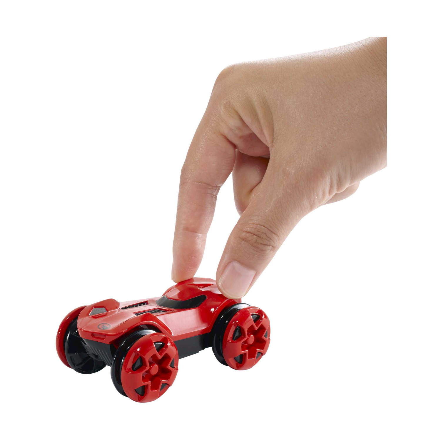 Una mano tocca un'auto giocattolo rossa con ruote nere.