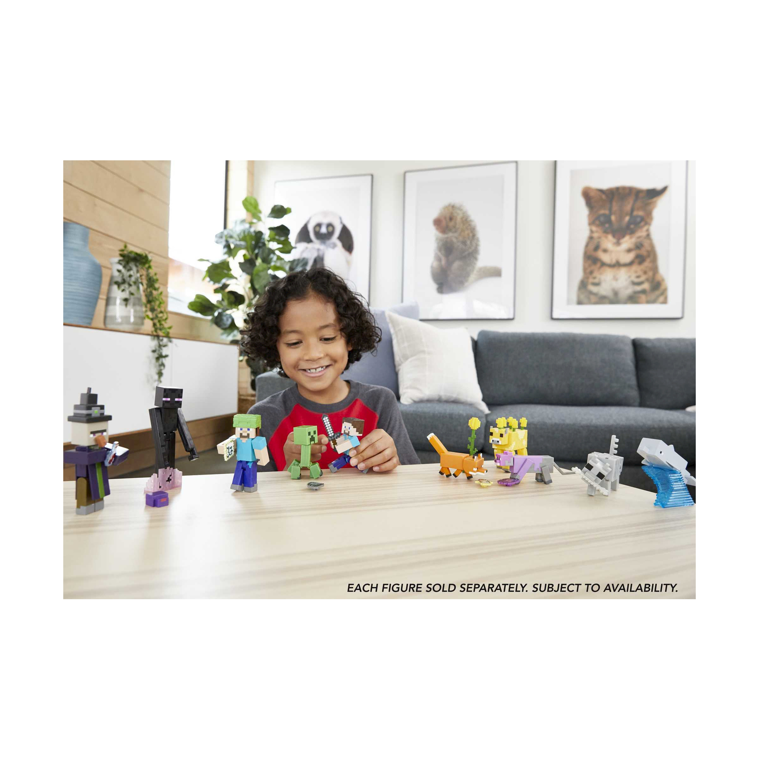 Un bambino gioca con le statuette di Minecraft. Le statuette includono Steve, un creeper e altri personaggi di Minecraft.