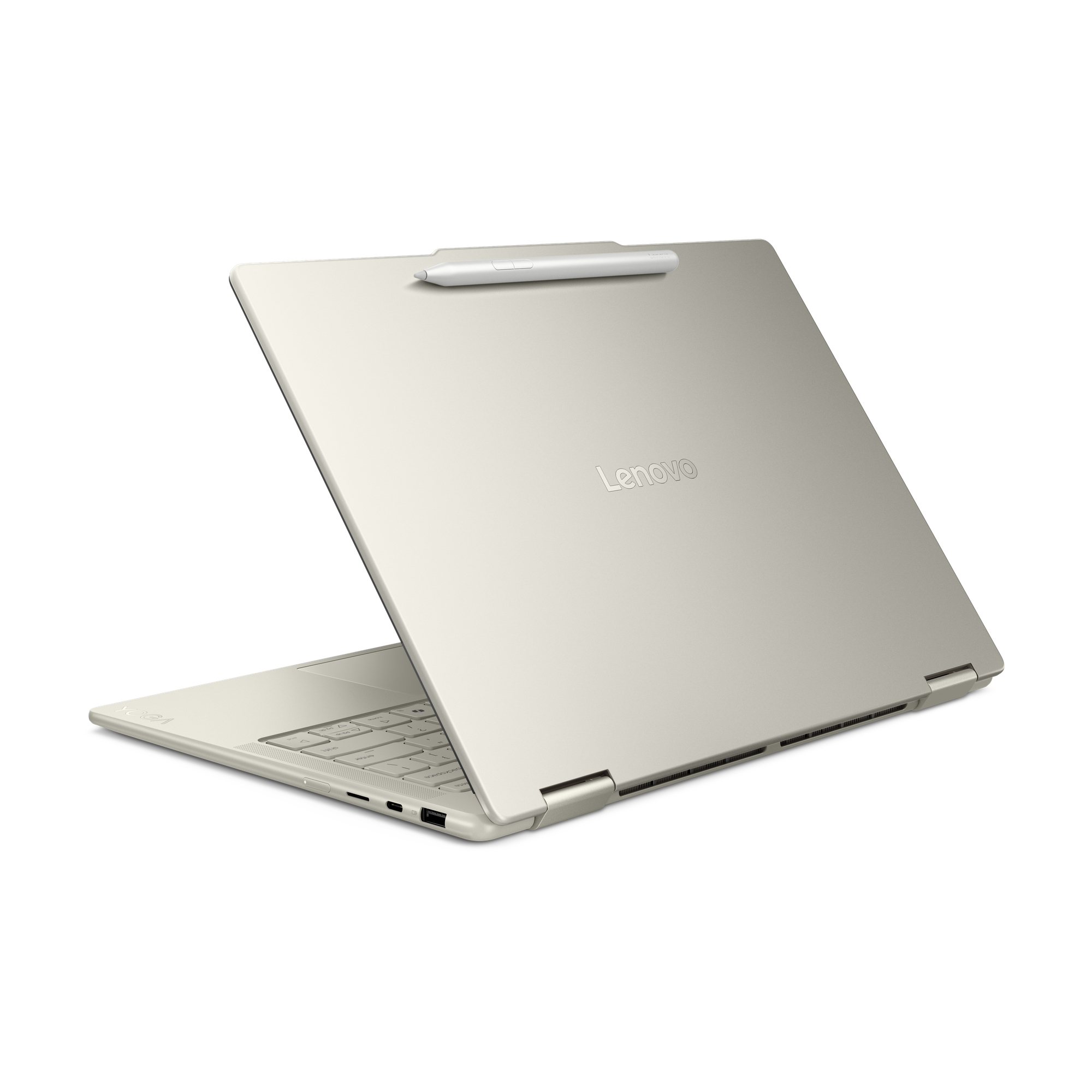 Ein silbernes Laptop mit Stift, offen auf weißer Oberfläche, zeigt das Lenovo-Logo.
