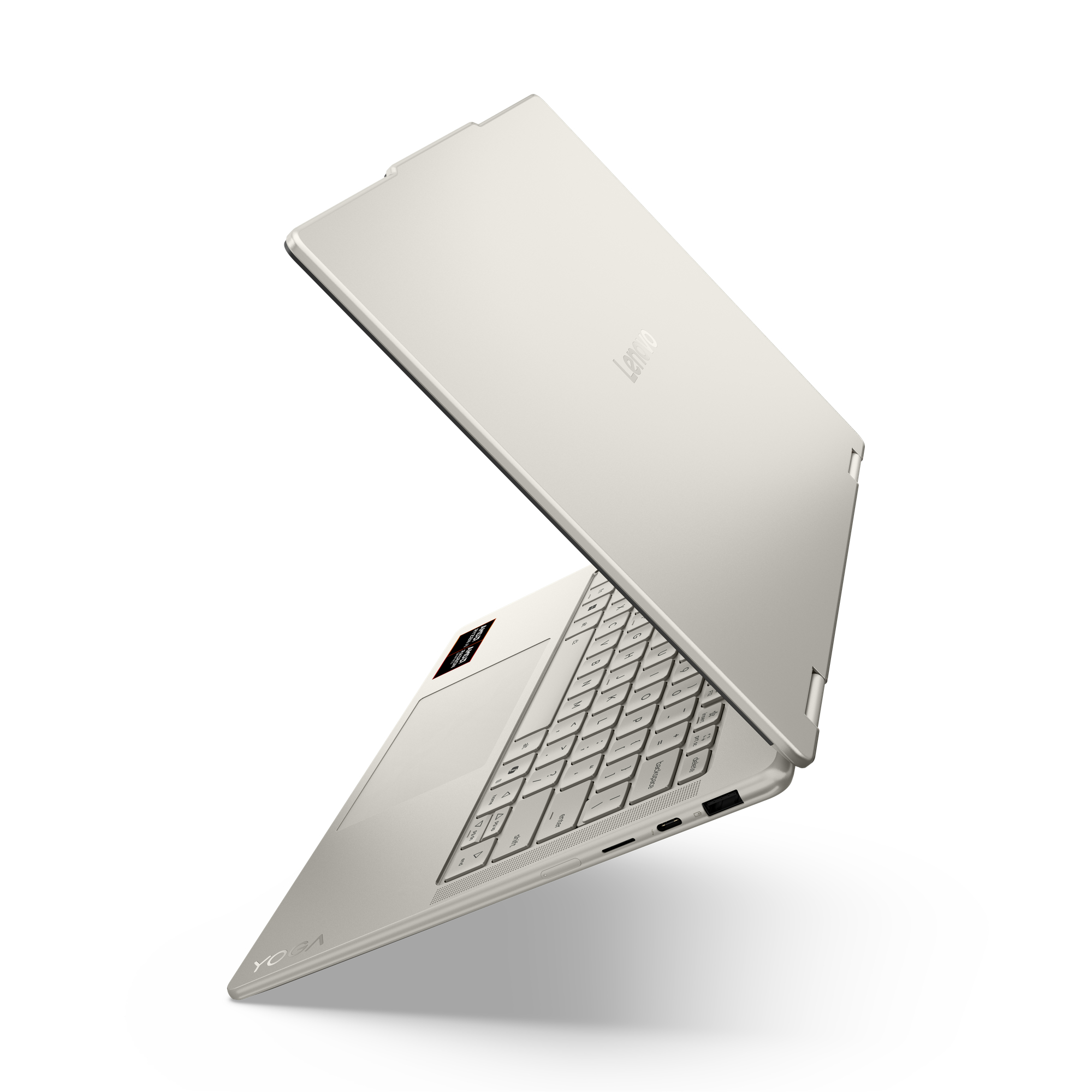 Ein silberner Laptop, teilweise geöffnet, in einem Winkel vor einem weißen Hintergrund positioniert.