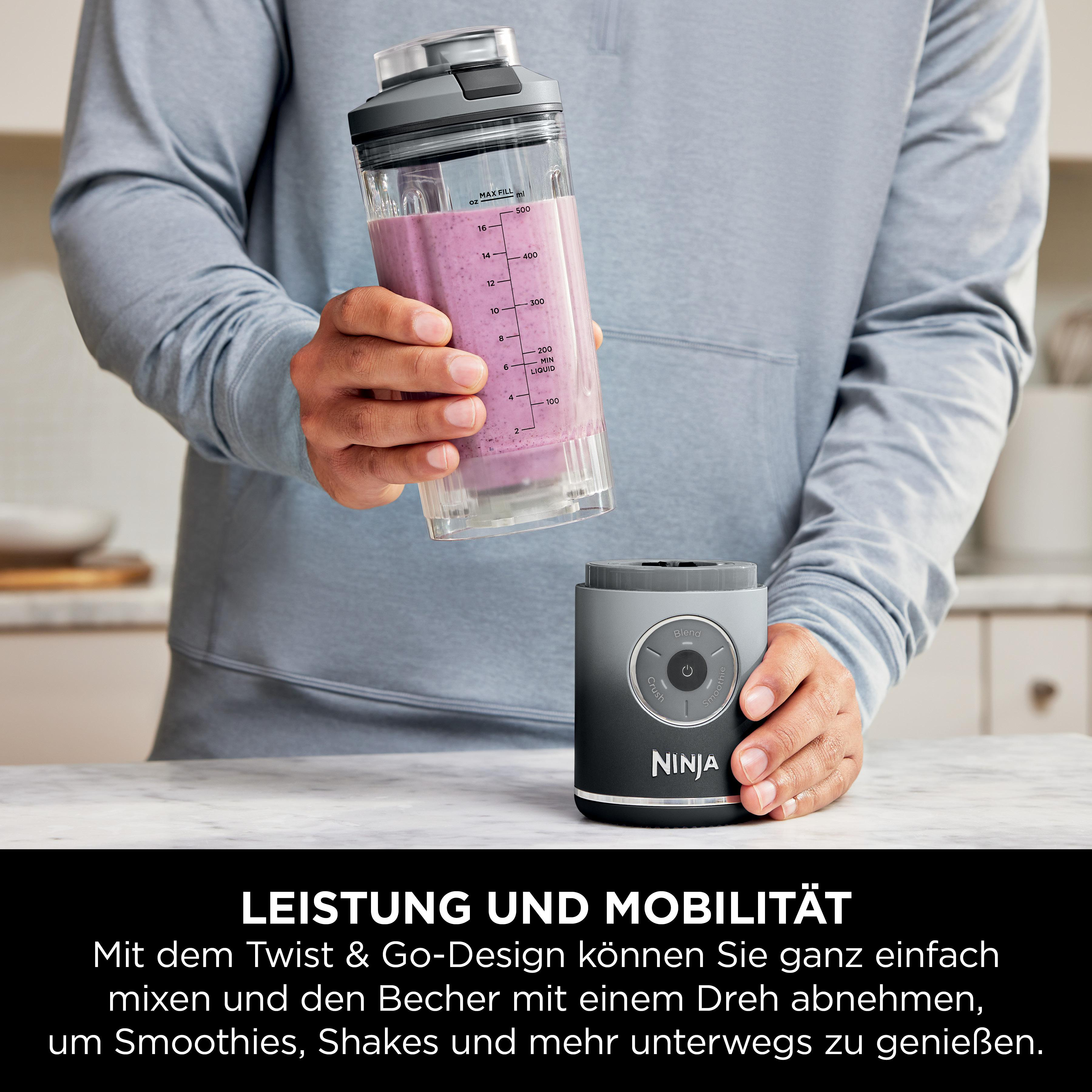 Mann benutzt Ninja-Mixer mit Smoothie, schwarz-graues Design.