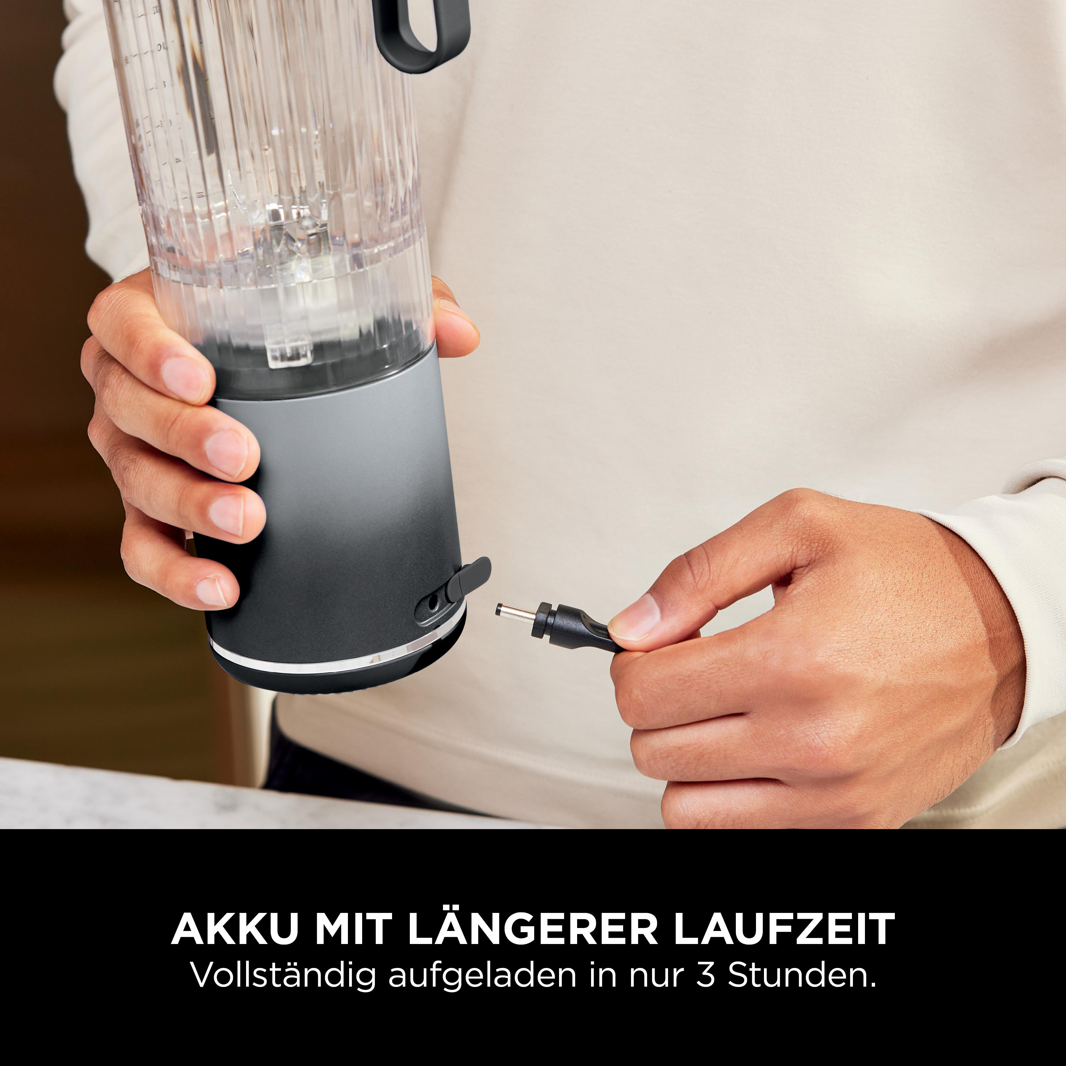 Eine Person hält einen schwarz-grauen Mixer, mit sichtbarem Ladeanschluss und Text zur Akkulaufzeit.
