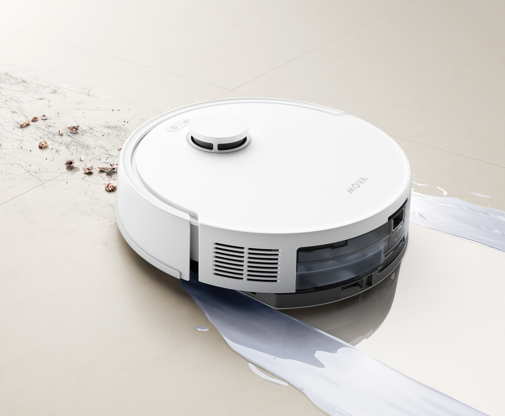Een witte robotstofzuiger die een betegelde vloer schoonmaakt en water verspreidt.
