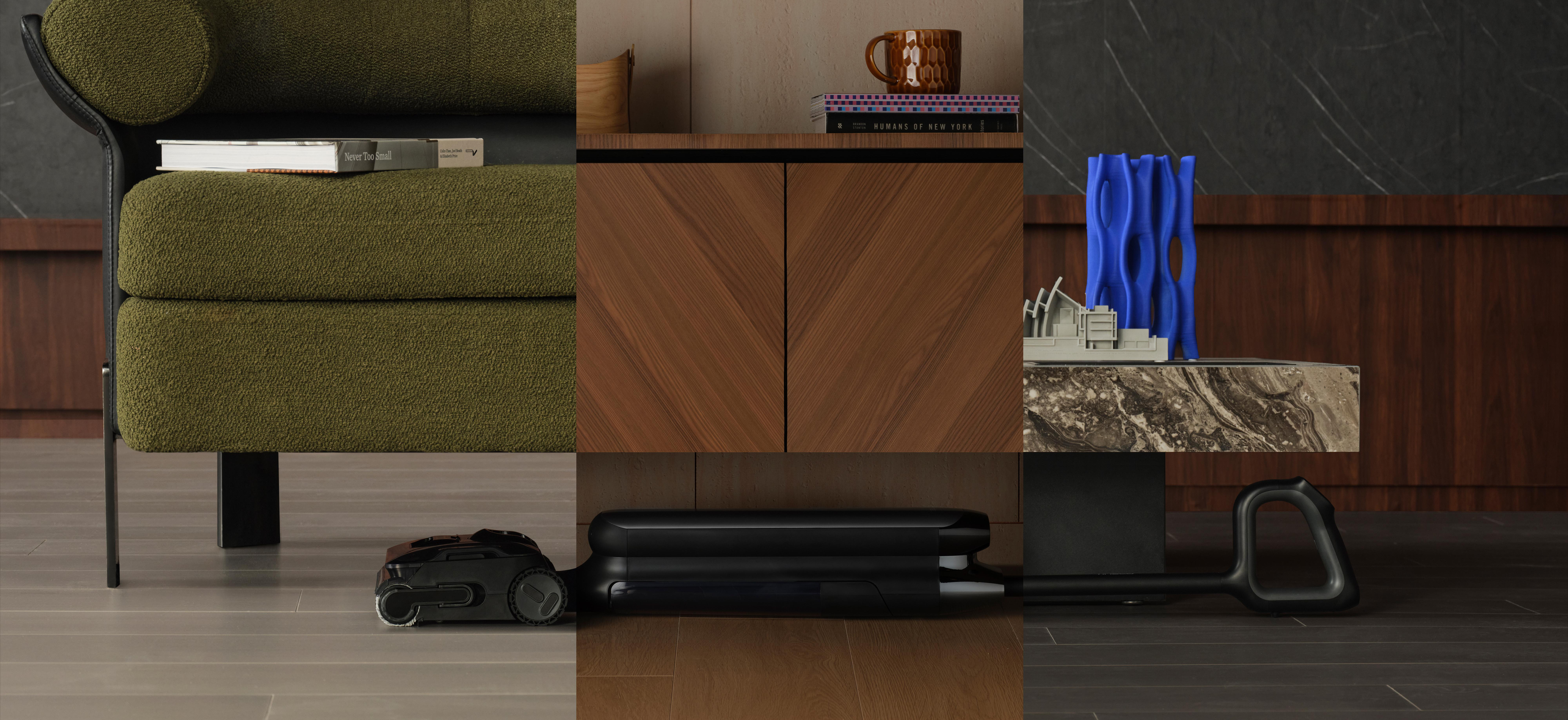 Ein Wohnzimmer mit grünem Sofa, Holzschrank, Deko und Staubsauger.