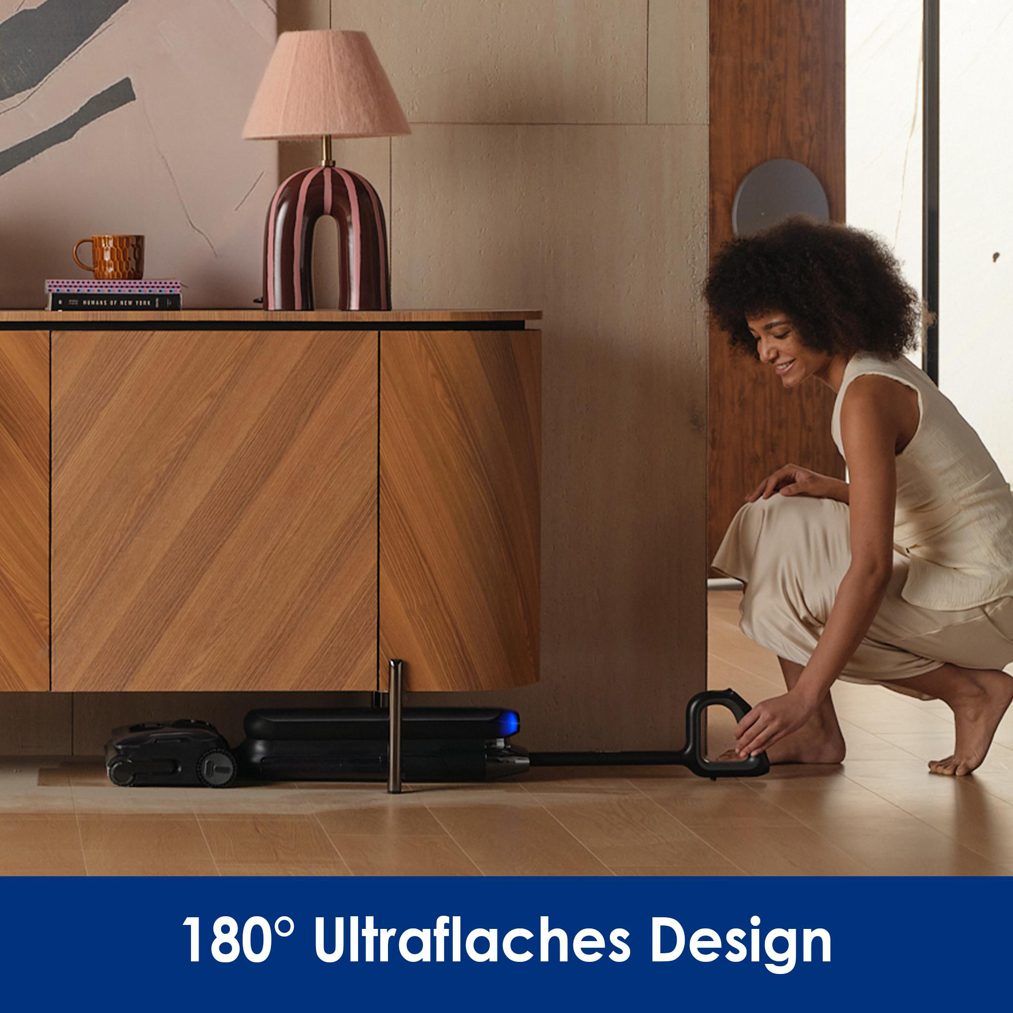 Frau und Staubsauger in einem Raum. Text: 180° Ultrafaches Design.