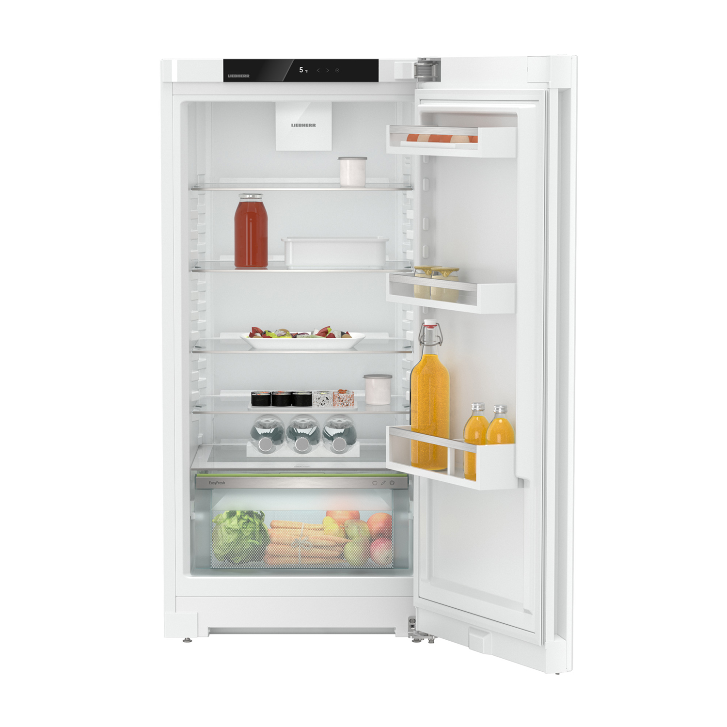 Frigorifero bianco aperto con contenuto, tra cui bottiglie di succo e prodotti freschi.