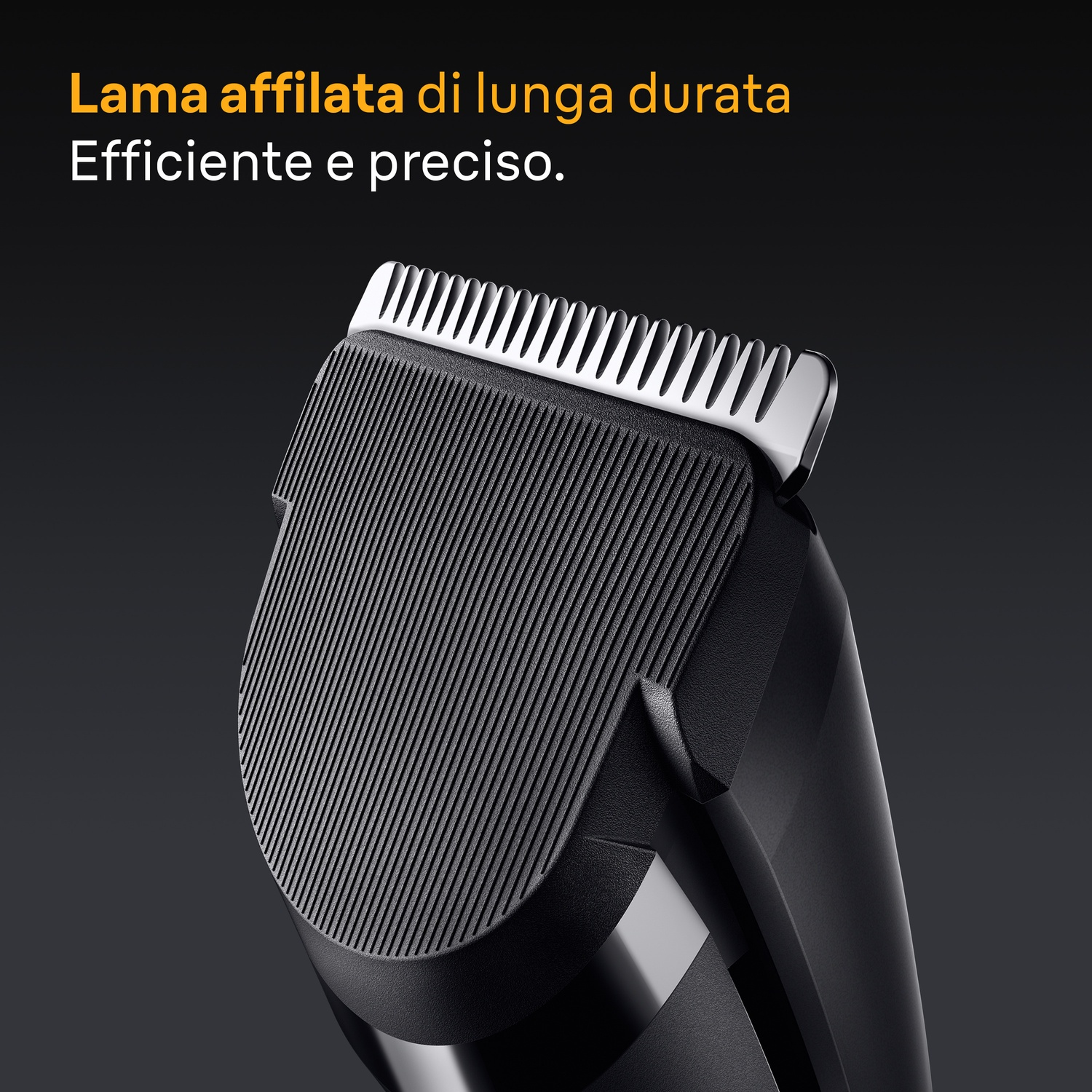 Primo piano di una testina di rasoio elettrico nera con lame argentate.