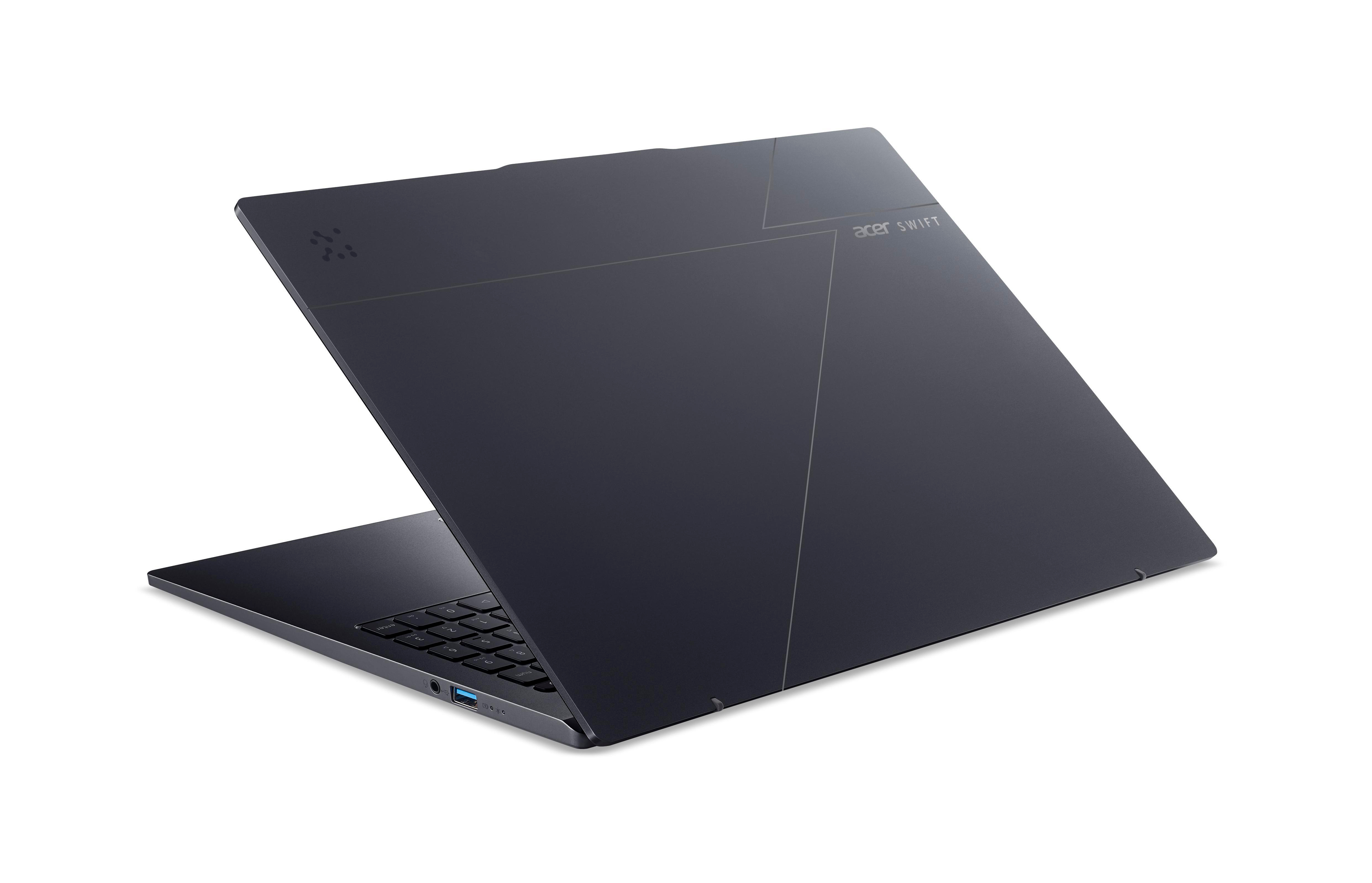 Dunkelgrauer Laptop, geöffnet, schräg nach hinten, Acer Swift Logo auf weißer Oberfläche.