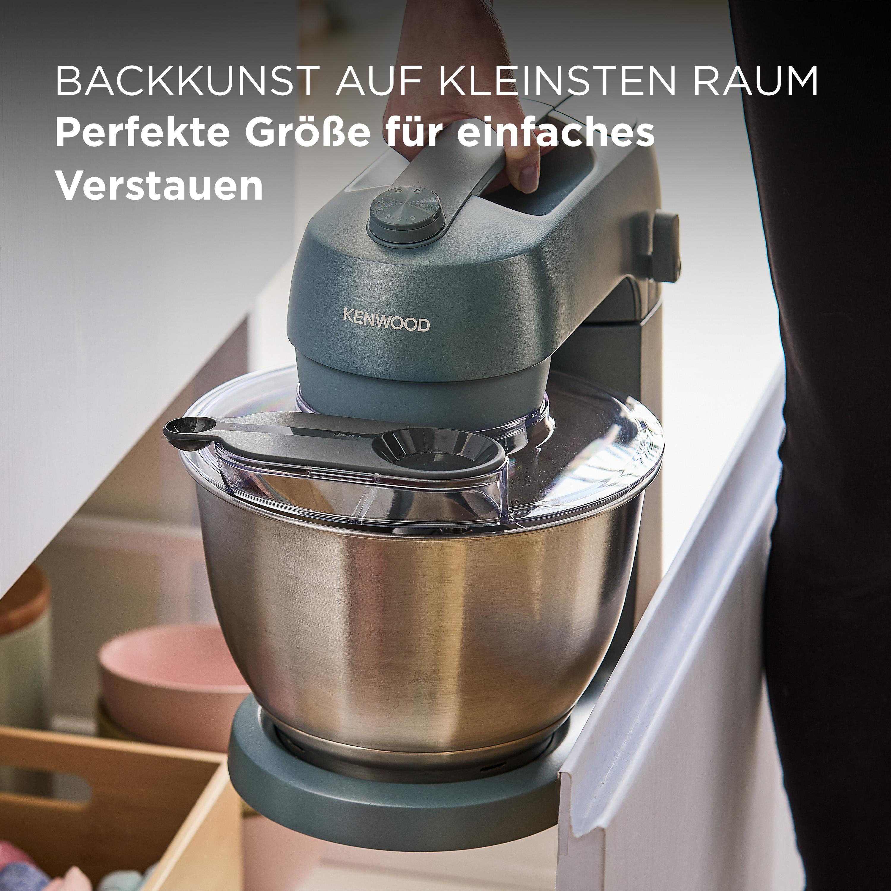 Eine Person benutzt eine türkisfarbene Küchenmaschine mit einer Edelstahlschüssel. Text auf Deutsch oben.