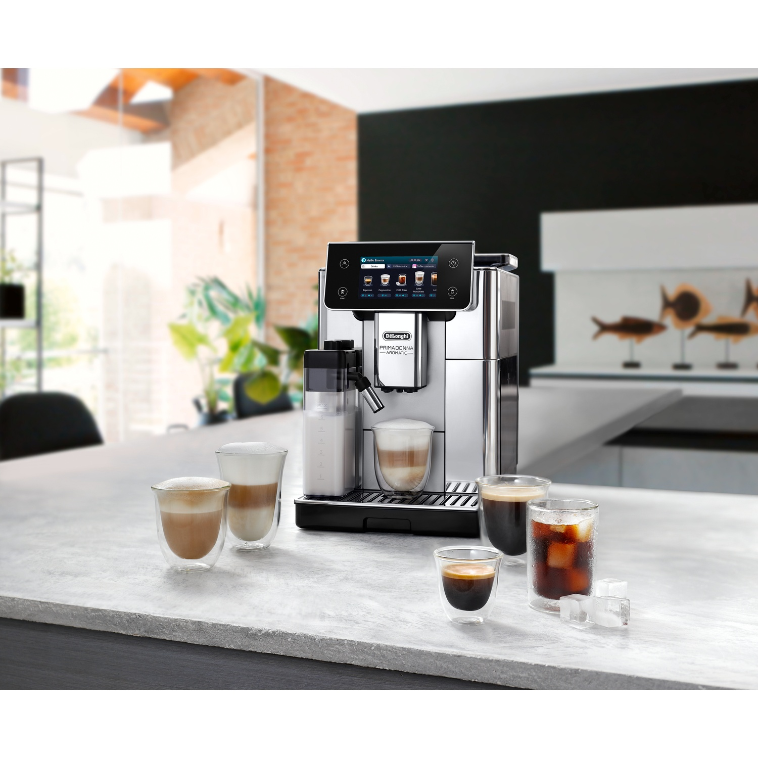 Een De'Longhi koffiemachine met verschillende koffiedranken en ijsblokjes.