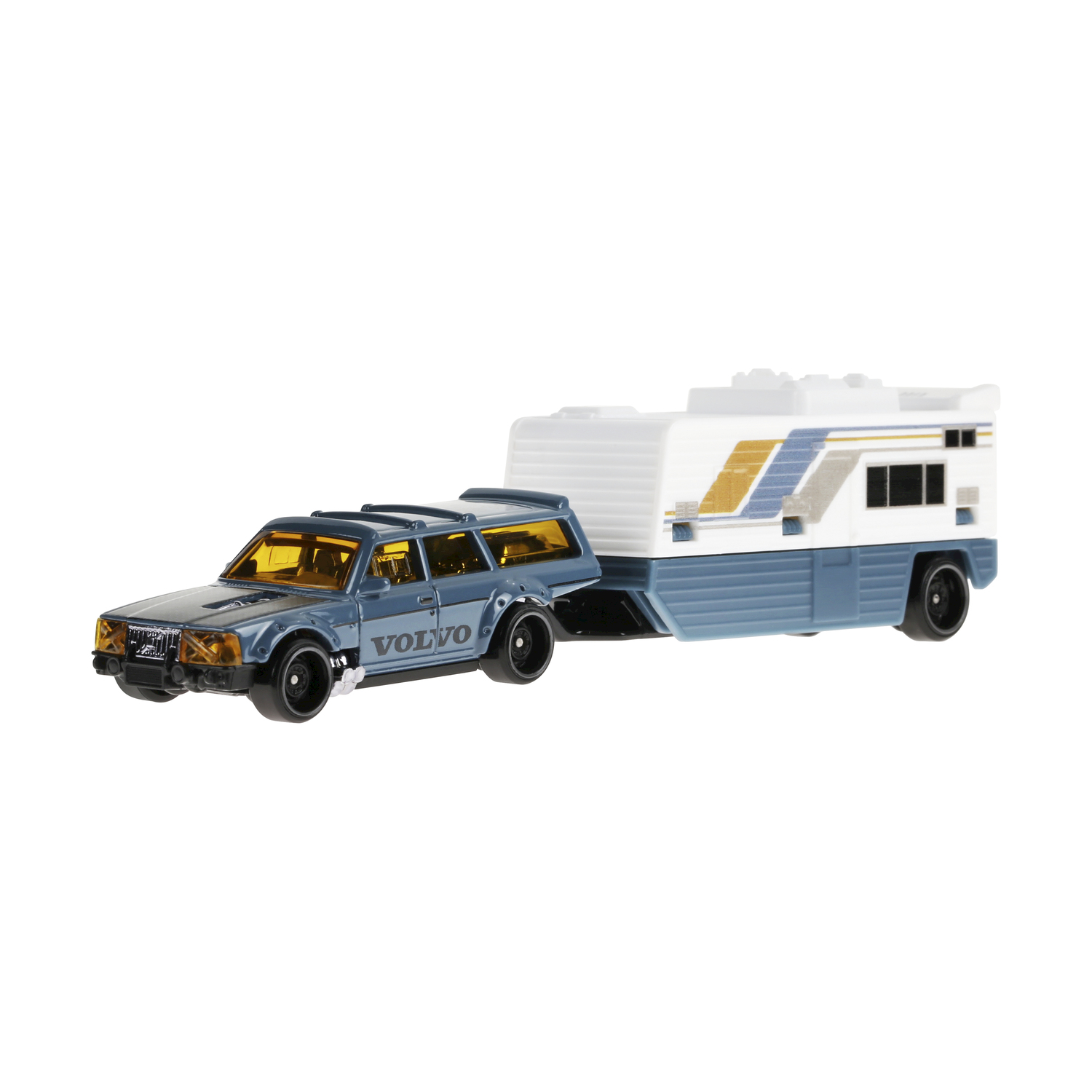 Un'auto Volvo blu che traina un rimorchio per camper bianco e blu su sfondo bianco.