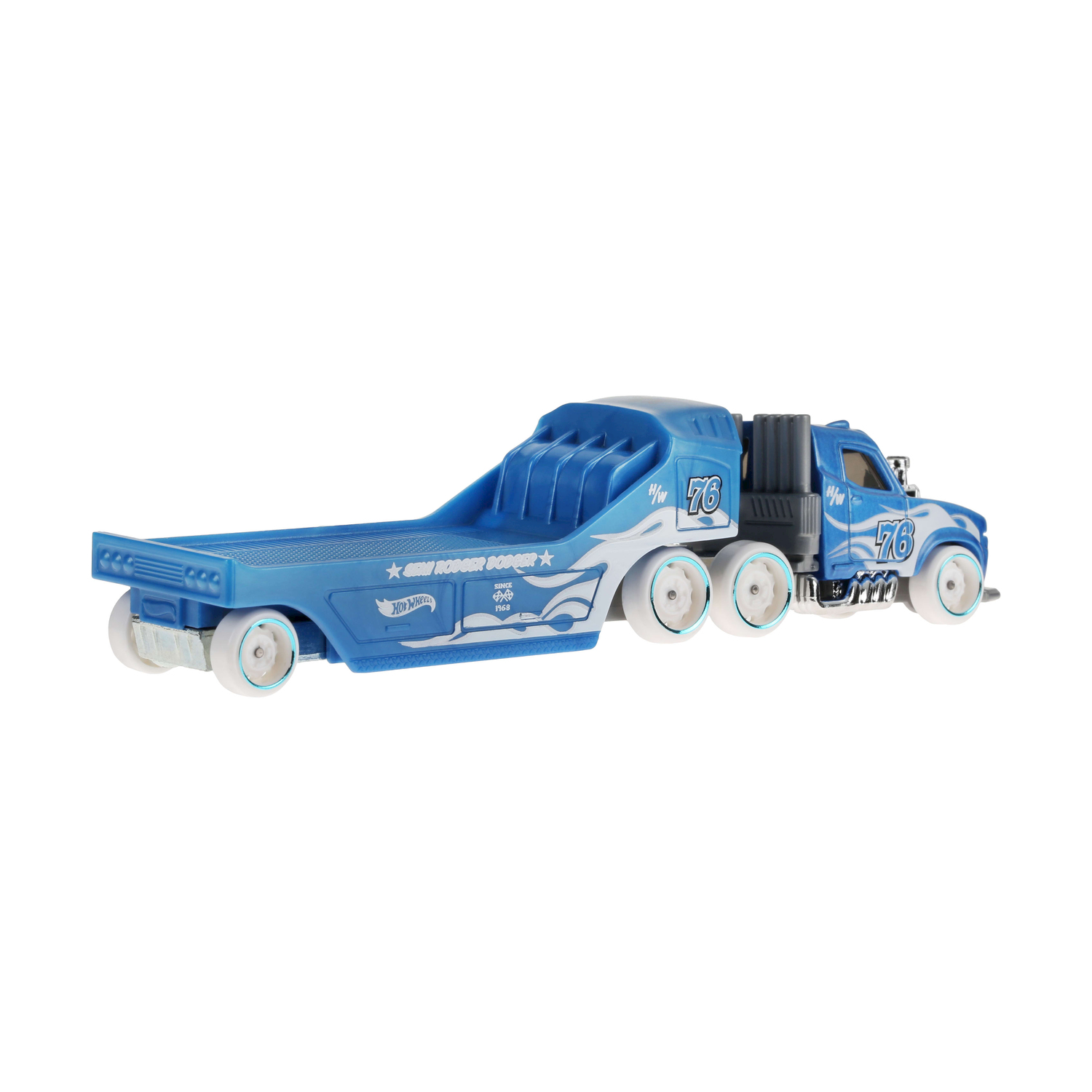 Un camion Hot Wheels blu con un trasportatore di auto. Il camion ha il numero 76.