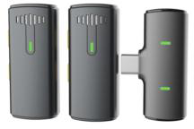 Három szürke vezeték nélküli mikrofon zöld fényekkel, egy USB-C porthoz csatlakozik.