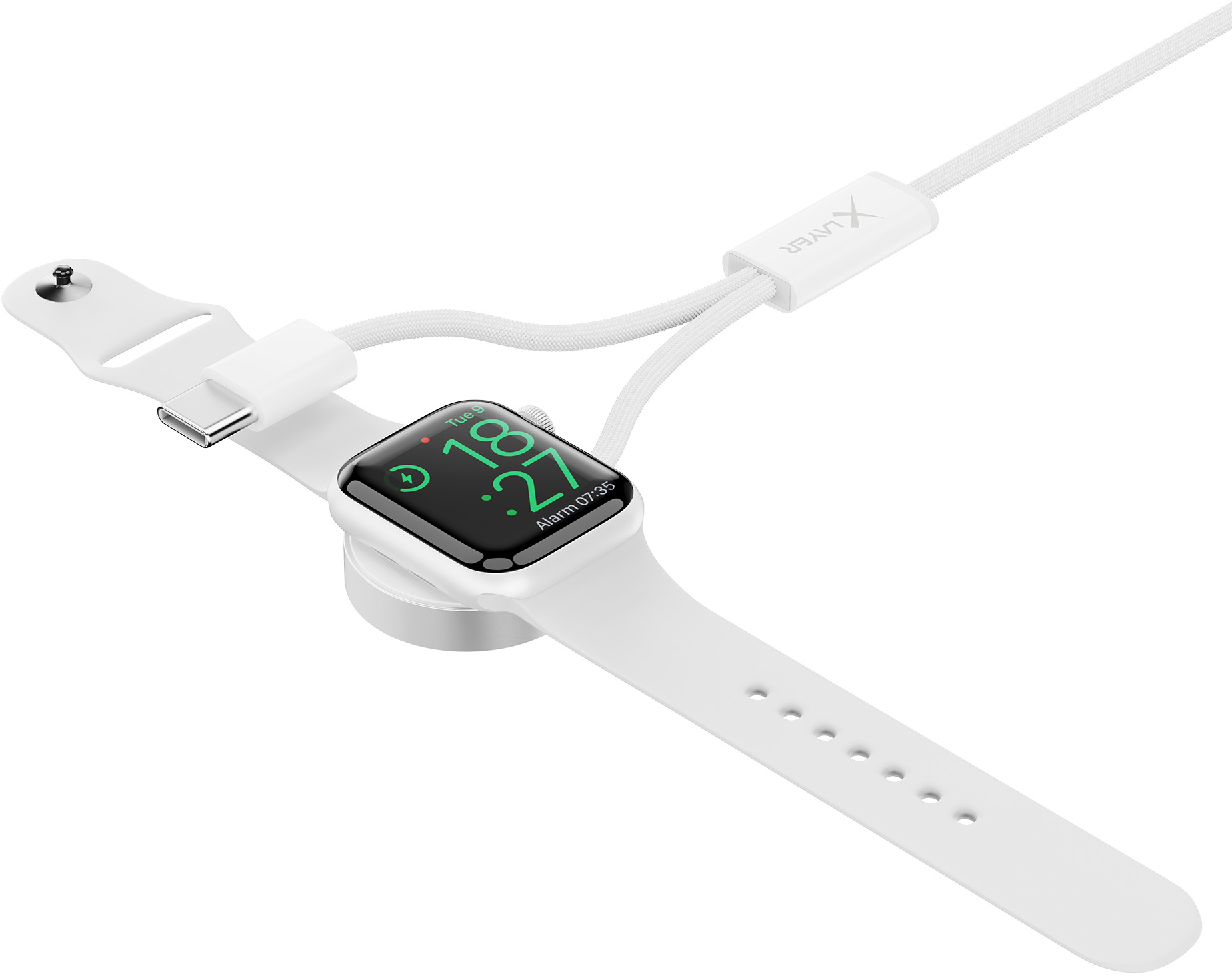 Fehér Apple Watch egy töltőállványon, fehér kábelhez csatlakoztatva. Az idő látható.