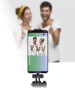 Telefon élő videót mutat két mutató emberről, homályos háttérrel.