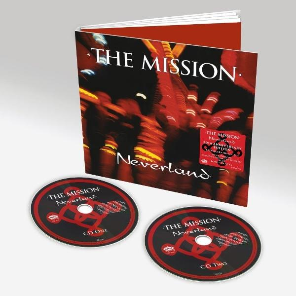 Albumcover und CDs für 'The Mission Neverland'. Das Cover zeigt ein Bild der Band.
