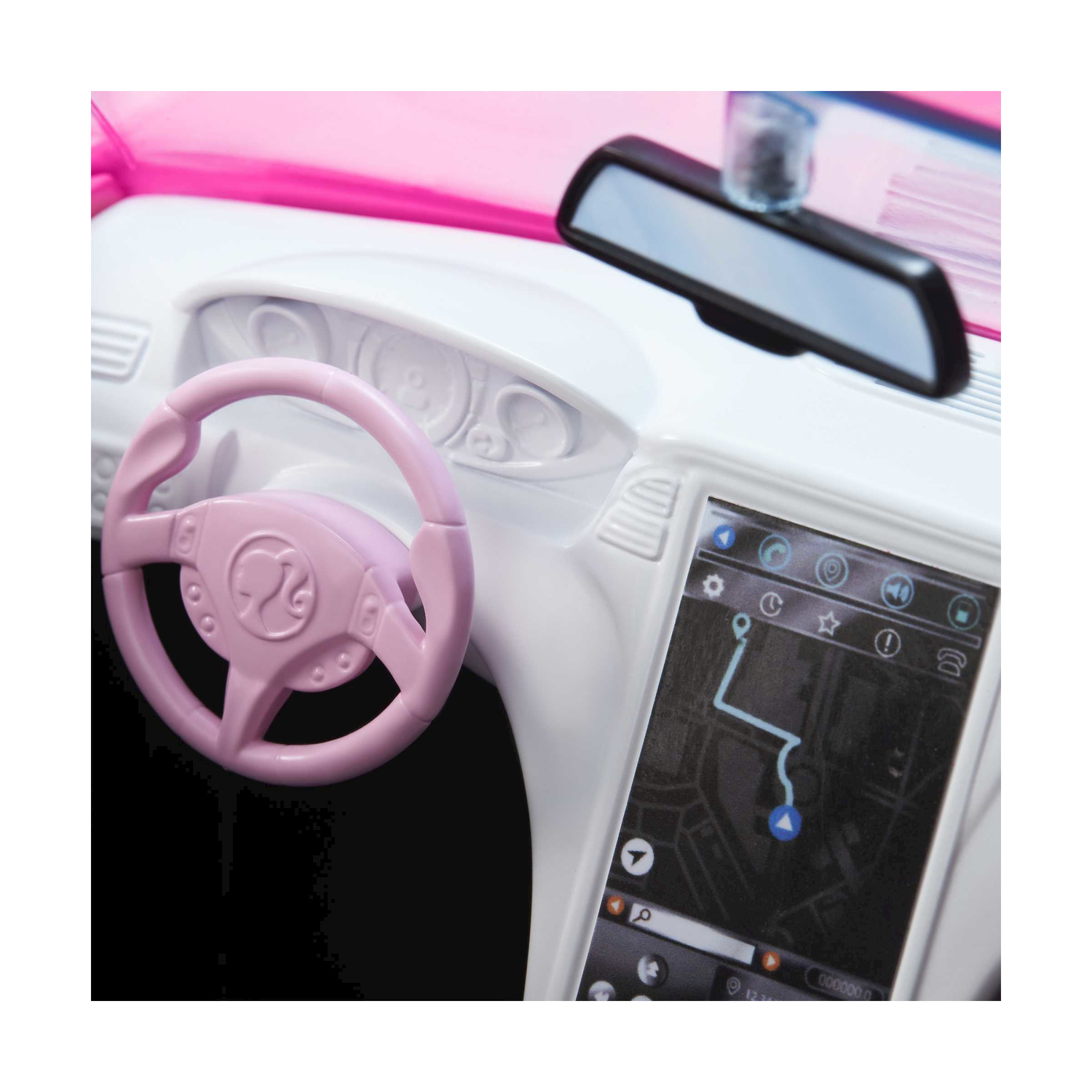 Primo piano degli interni dell'auto di Barbie. Mostra volante, cruscotto e display. Colori rosa e bianco.