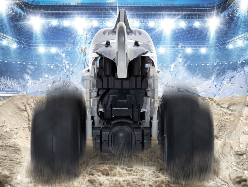 Monster Truck fährt durch Wasser. Das Bild ist aus einem niedrigen Winkel aufgenommen.